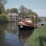 852357 Gezicht op de Vecht bij Nieuwersluis, met het bootje Willem en op de achtergrond het huis Rupelmonde ...